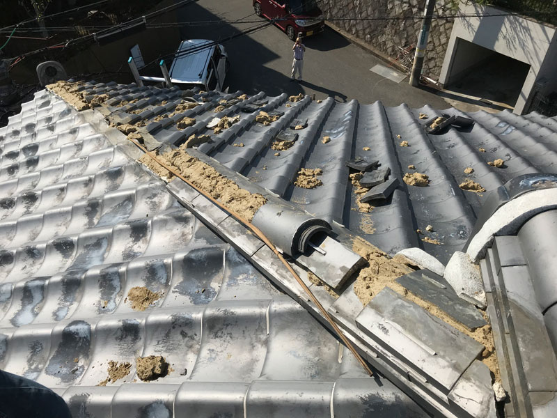 台風被害を受けた屋根の例