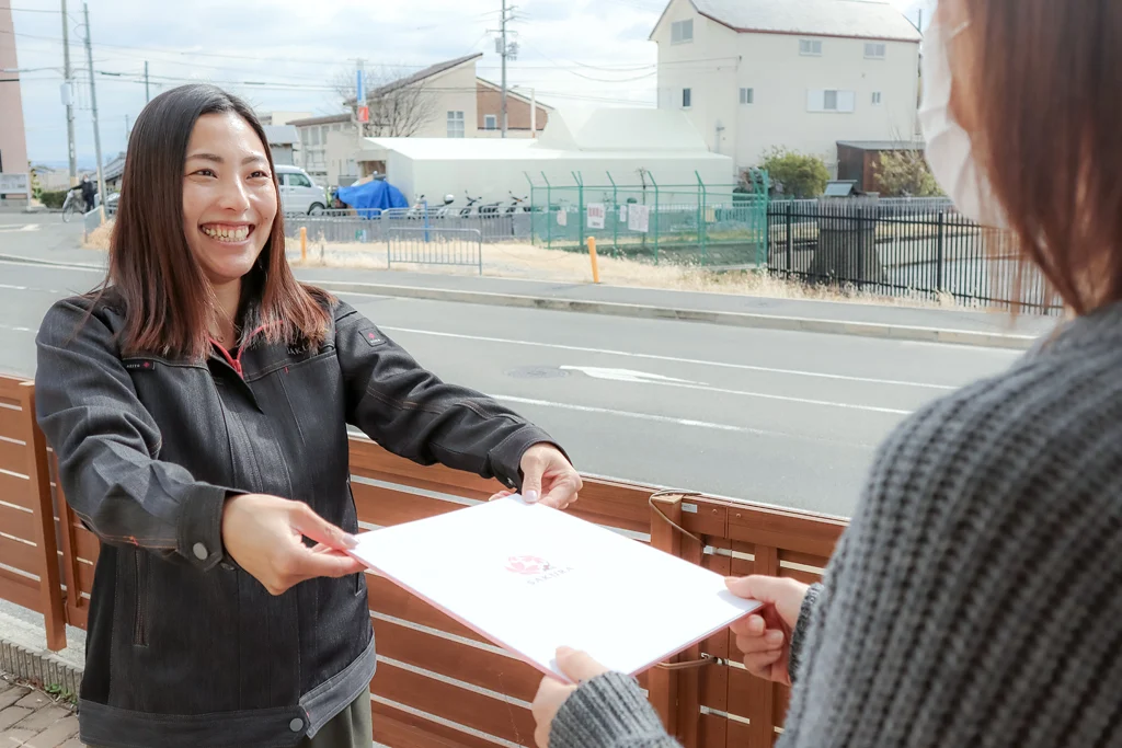 さくらペイントスタッフによる近隣挨拶の様子(イメージ)
