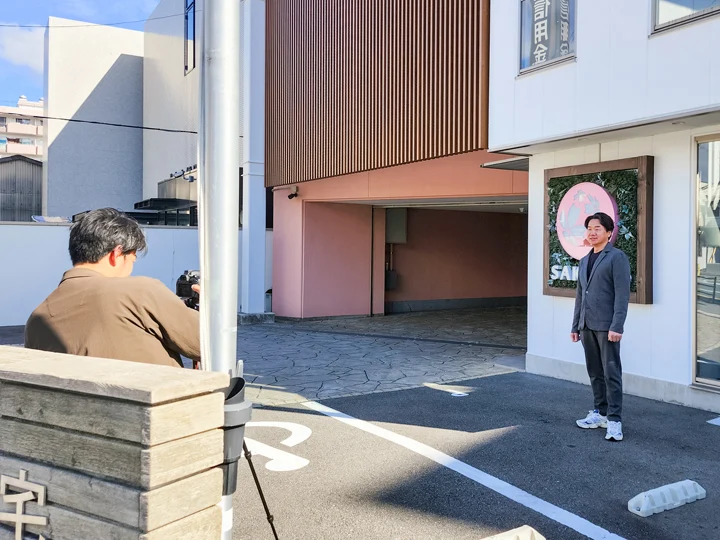 アステック社様取材の様子。カメラマンによる撮影風景